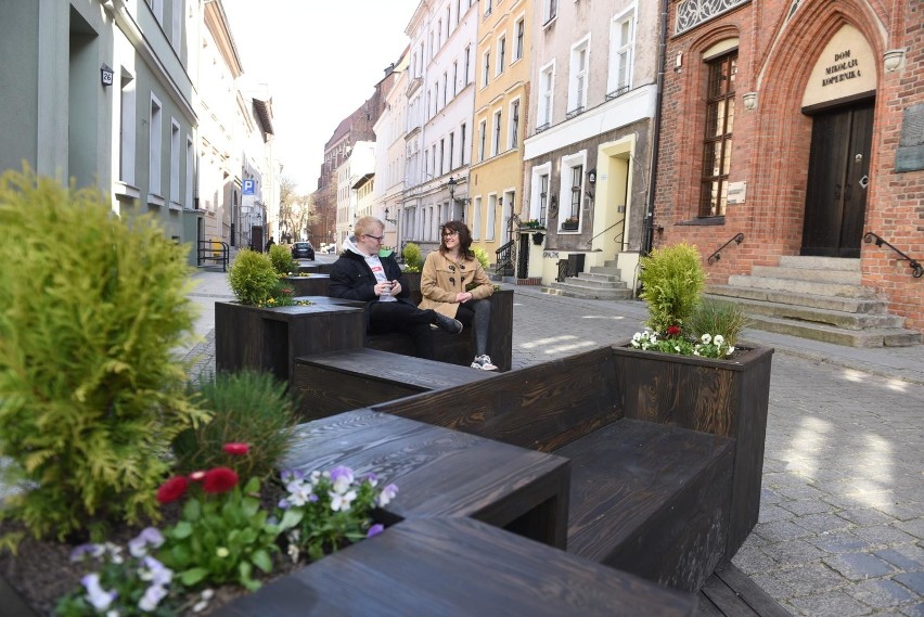 Toruń - parklety na ul Kopernika przed domem Kopernika