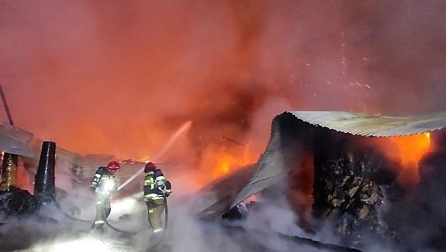 Z pożarem hali produkcyjnej w Kętach, przy ulicy Partyzantów 17A, walczyło 121 strażaków.