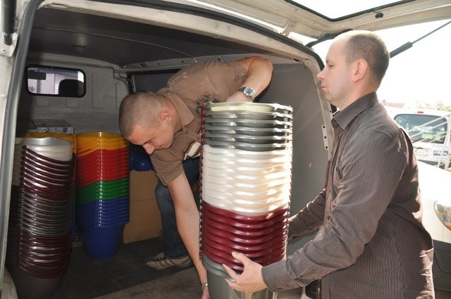 Pracownicy Starostwa Powiatowego w Kielcach podczas pakowania darów dla powodzian z Sandomierza.