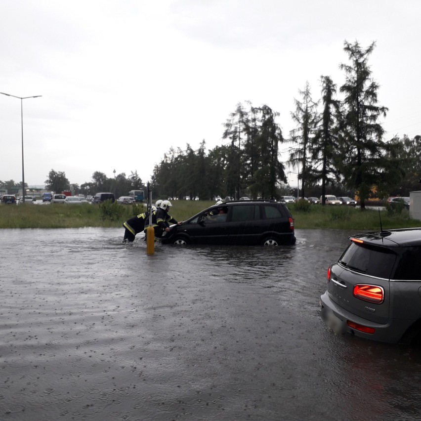 Po burzy zalane ulice Rzeszowa. "Studzienki nie wyrabiają i metr wody" [ZDJĘCIA]