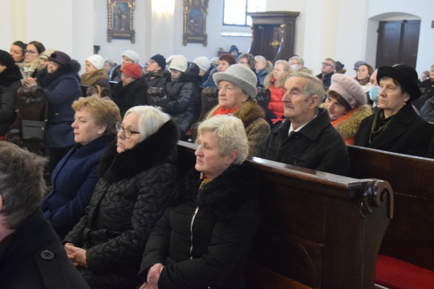 Biskup Marian Florczyk w Daleszycach modlił się z okazji Dnia Babci i Dnia Dziadka: - Musimy odnaleźć wartość życia człowieka starszego 