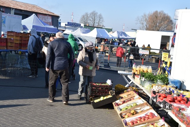 Na niedzielnej giełdzie od rana jest mnóstwo ludzi