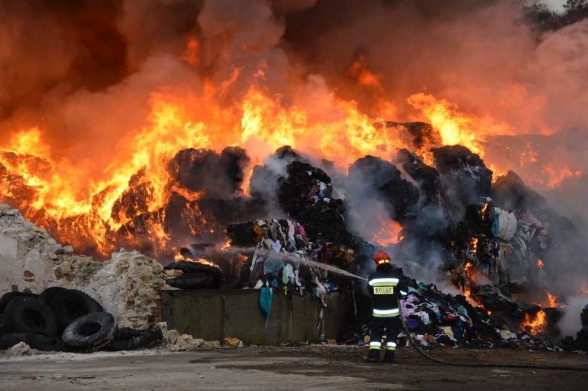 Pożar przy zakładzie tekstyliów w Wąchocku