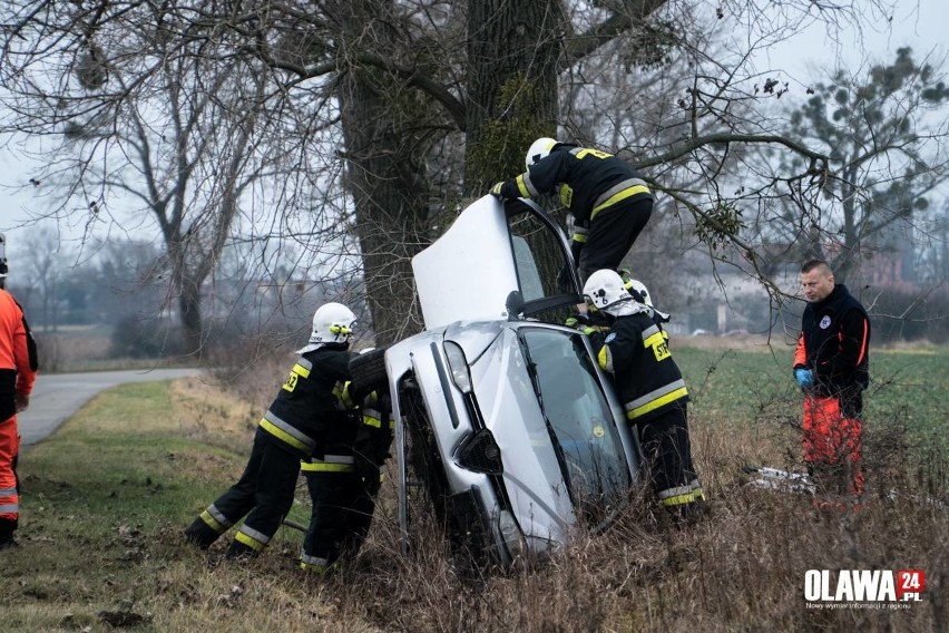 Ostre dachowanie pod Wrocławiem. Strażacy musieli wycinać kierowcę i pasażera z rozbitego auta 