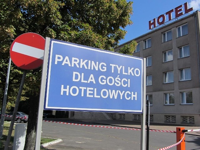 Taksówkarze nie mają gdzie stawać w pobliżu hotelu Naramowice.