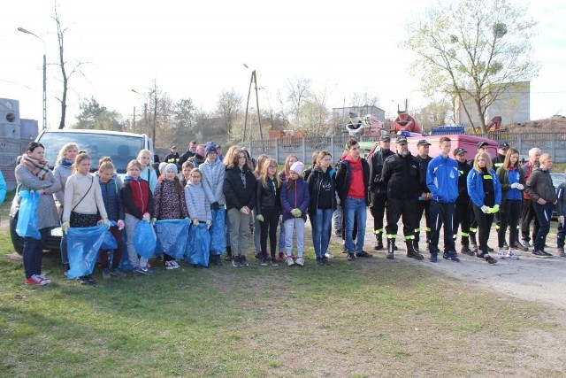 W ostatni weekend odbyła się akcja wiosennego sprzątania Doliny Drwęcy w Golubiu-Dobrzyniu. Włączyli się w nie m.in. dzieci i młodzież, urzędnicy, radni, strażacy.