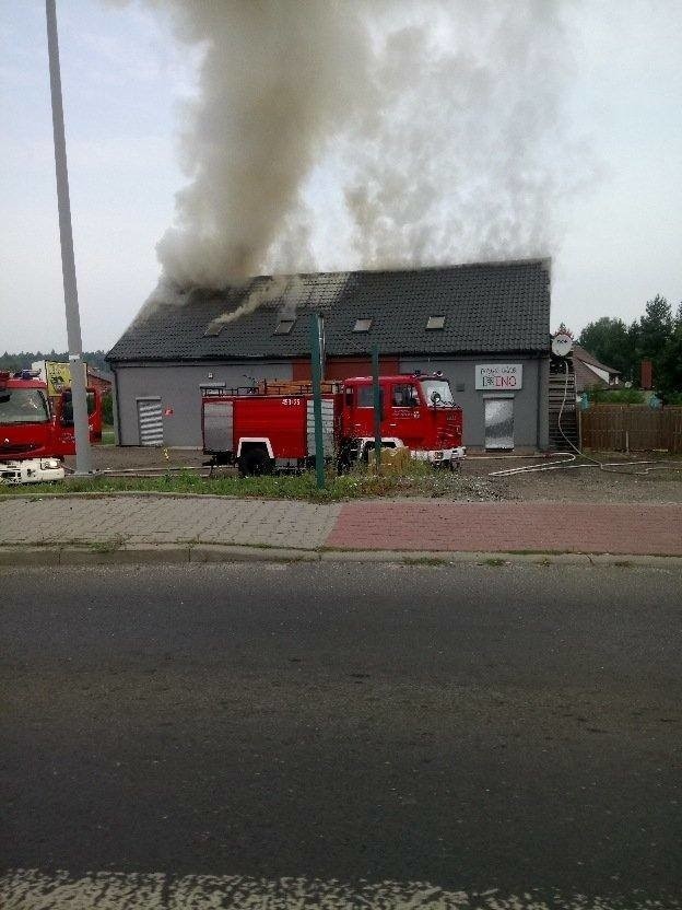 Pożar w Knurowie. Pali się budynek handlowo-usługowy ZDJĘCIA