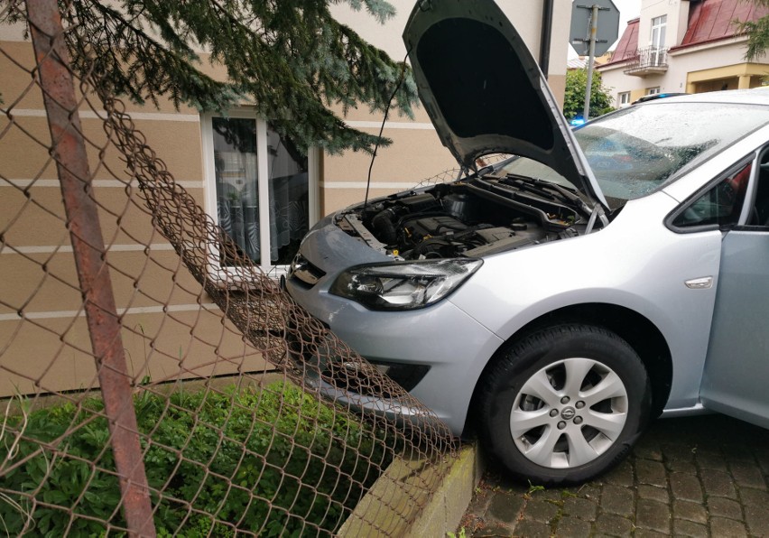 Wypadek w Przemyślu. Na skrzyżowaniu ul. St. Augusta z ul. Wyspiańskiego zderzyły się dwa ople. Jedna osoba ranna [ZDJĘCIA]