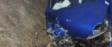 Olszana wypadek. Volkswagen  polo wpadł do rowu i uderzył w betonowy przepust [ZDJĘCIA] 