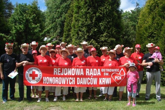 Grupa ostrowieckich krwiodawców na Ogólnopolskim Rajdzie Honorowych Dawców Krwi Polskiego Czerwonego Krzyża w Mielnie.