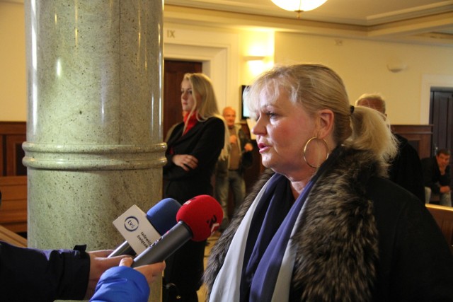 Małgorzata Stanioch  dyrektor Urzędu  Pracy pozwała Małgorzatę Marenin – na drugim planie - o obrazę. Na zdjęciu, w środę przed sądem.