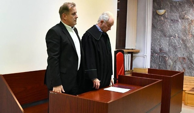 Były wiceprezydent Tarnobrzega Wojciech Brzezowski ze swoim adwokatem, mecenasem Januszem Fortuną