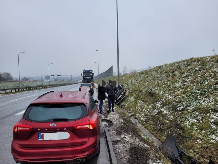 Wypadek w rejonie A4 pod Krakowem. Auto na dachu w rowie