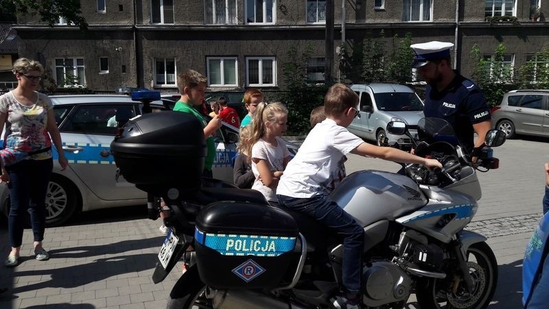 Strzeleccy policjanci zaprosili do siebie dzieci i opowiadali, jak bezpiecznie spędzać wakacje