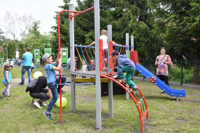 Nowy plac zabaw w parku Jagiełły w Mroczy cieszy dzieci. Od poniedziałku 29 bm. najmłodsi mieszkańcy gminy korzystać mogą również z warsztatów w hali sportowej