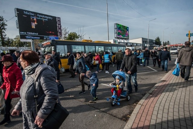 Służby zachęcają do korzystania z komunikacji miejskiej.