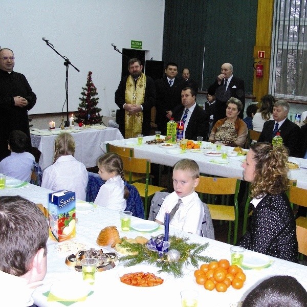 150 osób dorosłych  i dzieci zasiadło do wspólnego stołu w auli zamiejscowego wydziału Politechniki Białostockiej