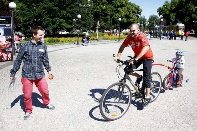 Członkowie rowerowego Szczecina rozdawali owoce aby zachęcić do korzystania z komunikacji rowerowej.