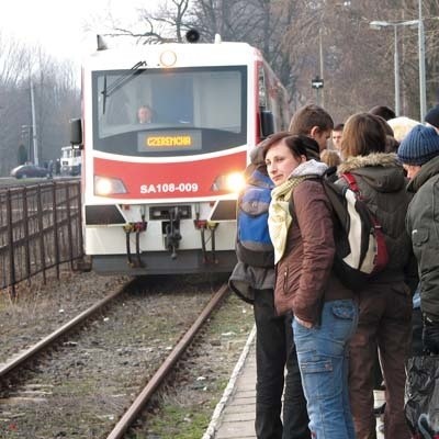 Znowu zaroiło się od młodzieży szkolnej na peronach bielskiej stacji PKP. Takie tłumy sprawiły tanie bilety i szybkie szynobusy obsługujące trasę Czeremcha - Białystok.