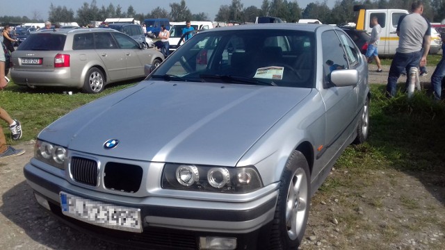 BMW E36Pojemność silnika 1,6 benzyna+gaz o mocy 102 KM. Rok produkcji 1997. Stan licznika 204 tys. km. Dodatkowe wyposażenie: Centralny zamek, poduszki powietrzne, radio. Cena: 6 600 zł.