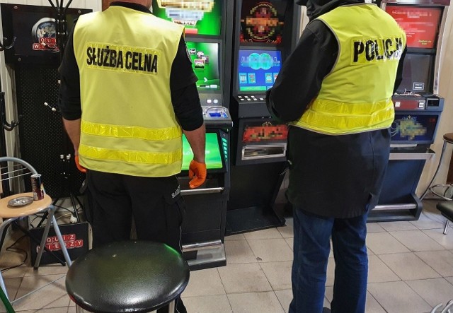 Włocławscy policjanci wspólnie z funkcjonariuszami Krajowej Administracji Skarbowej zabezpieczyli nielegalne automaty do gier hazardowych, które znaleziono w jednym z lokali w centrum miasta.