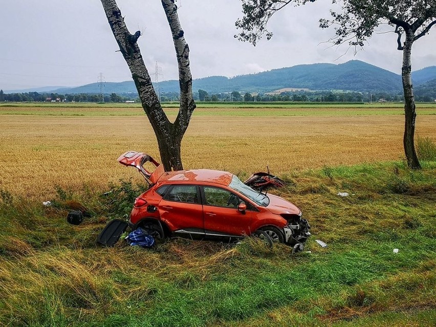 Groźny wypadek na DK8. Auto z impetem uderzyło w drzewo (ZDJĘCIA)