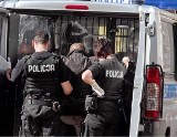 Popów. Agresywny rolnik rzucał widłami w policjantów. Schował się w stodole