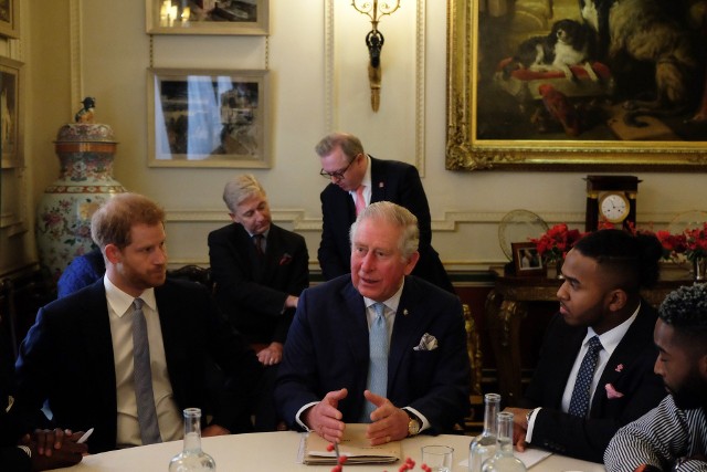 Król Karol III powstrzyma zbuntowanego syna? Książę Harry (po lewej) znowu podpadł swojemu ojcu