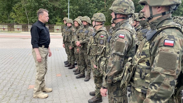 Szef MON w Podlaskiem. Spotkał się z żołnierzami i wręczył wyróżnienia za ochronę granicy Rzeczpospolitej Polskiej.