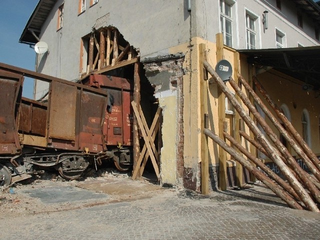 Dworzec, gdzie doszło do tragedii jest otoczony siatką. Zabezpieczony przez budowlańców został także uszkodzony budynek. Teraz czas na akcję usuwania wagonów z jego wnętrza.