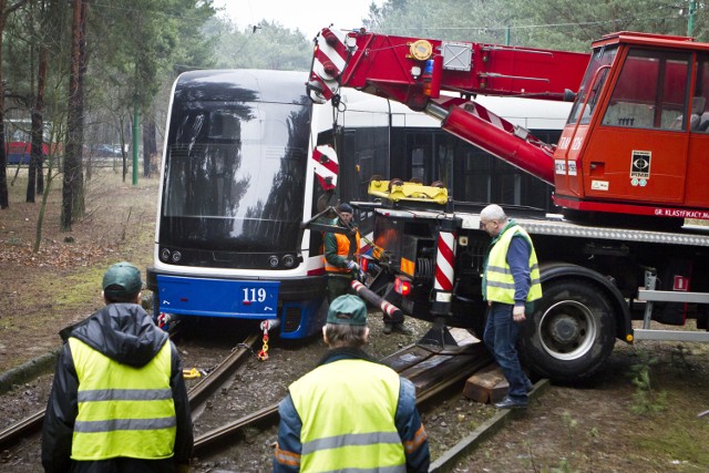 Dziś około godz. 6 rano na rondzie Jagiellonów w Bydgoszczy doszło do kolizji. - Kierowca volkswagena golfa jadąc ul. Jagiellońską w kierunku Focha nie ustąpił pierwszeństwa kierowcy opla corsy jadącemu w kierunku ul. 3 Maja - informuje Przemysław Słomski z Komendy Wojewódzkiej Policji w Bydgoszczy. W efekcie volkswagen wylądował na 3 Maja, a opel na wysepce na rondzie, po drodze zahaczając o znak drogowy i sygnalizację świetlną. Przez dwie godziny ruch tramwajów w tamtym miejscu był wstrzymany. Obaj kierowcy byli trzeźwi, nikt nie ucierpiał.  Kierowca golfa dostał mandat.Po godz. 10 doszło do wykolejenia tramwaju w rejonie Lasu Gdańskiego. Tramwaje kierowane były na czasowo zmienione trasy. Ruch przywrócono dopiero około godz. 13. Po godzinie 14. Zarząd Dróg poinformował, że nieopodal Lasu Gdańskiego znowu wykoleił się tramwaj. Tramwaj do Fordonu - trasa.