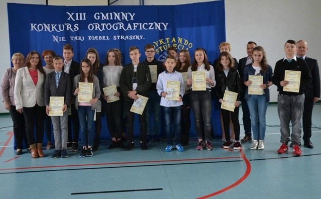 Zwycięzcy konkursu ortograficznego w Bebelnie z opiekunami, organizatorami i sponsorami nagród.