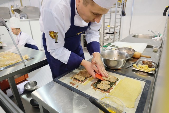 Zawodnicy mają obowiązek wykorzystać w daniu głównym udko kacze, filet kaczy i wątróbkę.