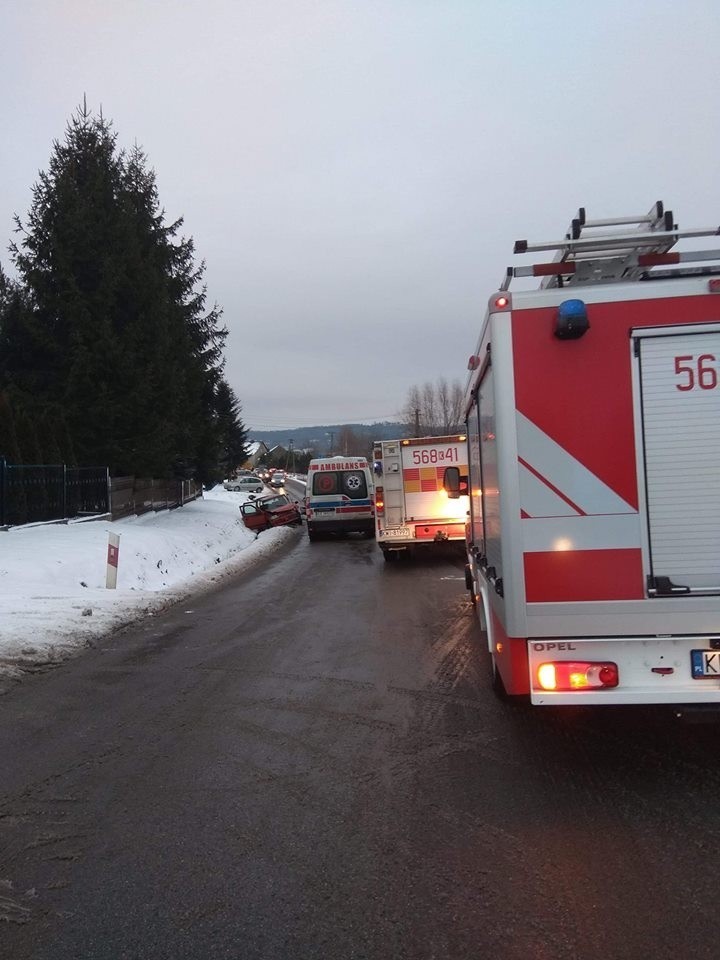 Wypadek w Nieznanowicach. Dwie osoby w szpitalu