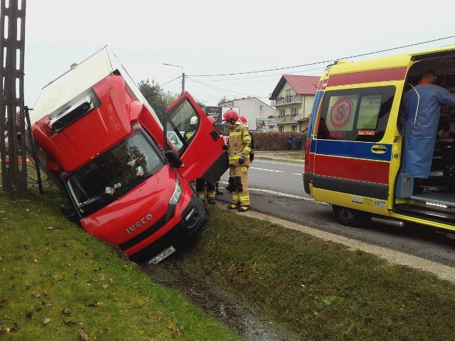 W piątek przed godziną 10 w piątek na drodze krajowej numer 74 w podkieleckim Radlinie kierowca iveco chłodni zjechał do rowu i uderzył w słup. - Z naszych wstępnych ustaleń wynika, że 24-letni kierowca samochodu prawdopodobnie tuż przez zdarzeniem zasłabł i dlatego doszło do kolizji - wyjaśnia Artur Majchrzak z biura prasowego świętokrzyskiej policji. Kierowca został zabrany do szpitala. Na miejscu były spore utrudnienia.Zobacz zdjęcia z miejsca zdarzenia