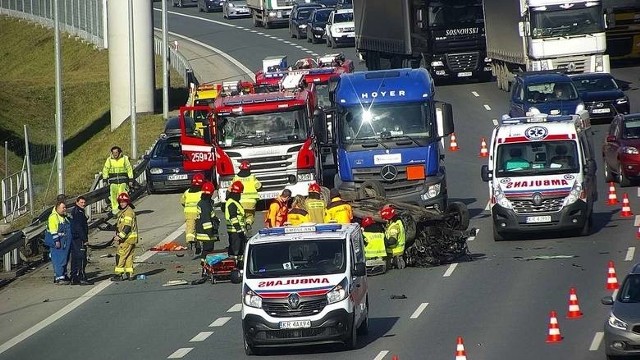 Jesienna aura coraz mocniej daje się we znaki kierowcom. Na drogach jest ślisko, a na dodatek często tworzą się mgły, które ograniczają widoczność. O wypadek nietrudno. Z policyjnych statystyk wynika, że w tym okresie rośnie liczba kolizji z osobami rannymi, a nieco mniej jest wypadków ze skutkiem śmiertelnym. A jak na wypadkowość wpływają poszczególne dni tygodnia? Sprawdziliśmy to na podstawie danych udostępnionych za miniony rok przez Komendę Główną Policji. W zestawieniu pod uwagę wzięliśmy liczbę ofiar śmiertelnych wypadków. Na tej podstawie wskazaliśmy, który dzień tygodnia jest na polskich drogach najbardziej niebezpieczny.Sprawdź to na kolejnych slajdach. Poruszaj się po galerii przy pomocy strzałek lub gestów na telefonie komórkowym.