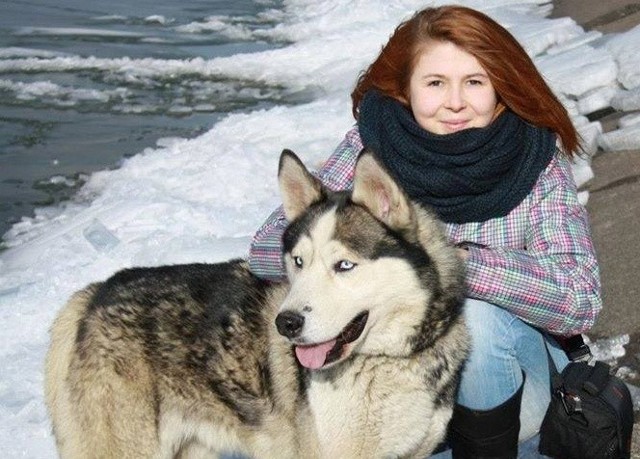 Magdalena Kucfir, prezes "Łapy&#8221;, na spacerze z adoptowanym psem Kazanem.