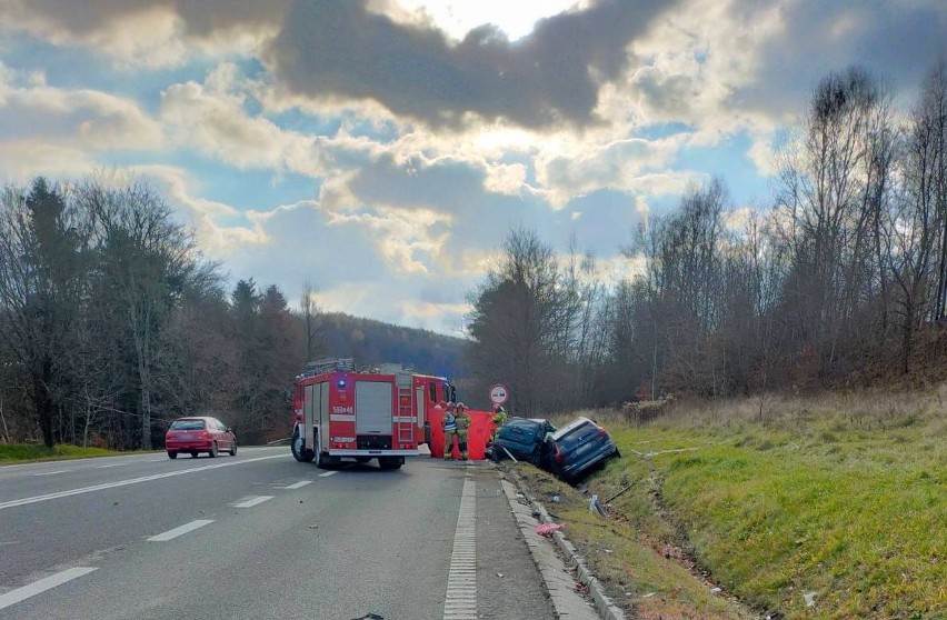 Wypadek w Jaworniku w powiecie strzyżowskim. Na DK 19 zderzyły się dwa samochody. Jedna osoba zginęła!