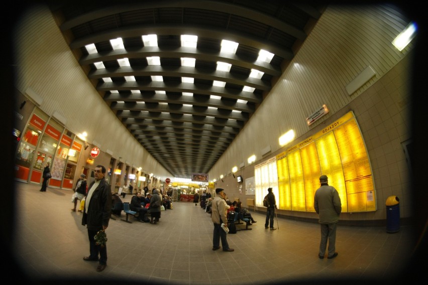 Dworzec PKS we Wrocławiu zmieniał się przez lata. Dziś...