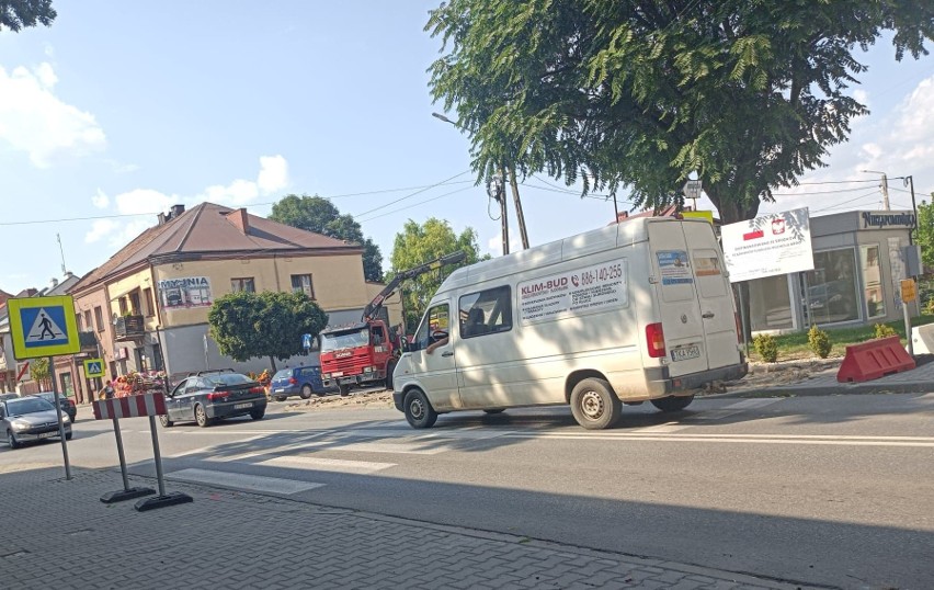 Proszowice. Rozpoczęła się przebudowa skrzyżowania w centrum miasta