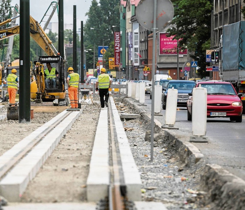 Na ul. Mogilskiej układane jest nowe torowisko