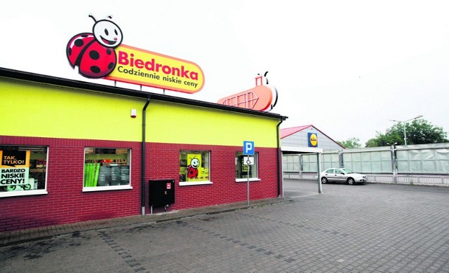 Przy skrzyżowaniu ul. Dąbrowskiego z ul. Kilińskiego obok siebie działają aż trzy markety: Biedronka, Lidl i Kaufland.