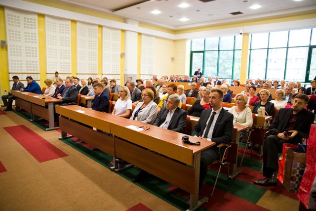 Honorowy tytuł Lady D. pochodzi od angielskiego wyrażenia Lady Disabled - Dama Niepełnosprawna. Kojarzone jest też z księżną Dianą, znaną z działalności charytatywnej na rzecz niepełnosprawnych.