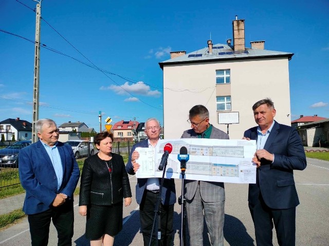 Plan budowy nowej sali gimnastycznej w Szkole Podstawowej w Osinach zaprezentowali między innymi poseł Krzysztof Lipiec i wójt gminy Mirzec Mirosław Seweryn
