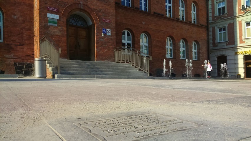 Tajemnicza tablica w placu Wolności w Szczecinku. Wiemy z jakiej okazji się pojawiła [zdjęcia]