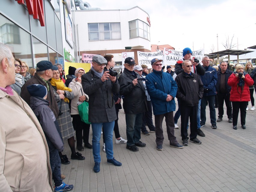 Ostrów Mazowiecka. Bus PiS odwiedził miasto. Przyjechali nim wicewojewoda Sylwester Dąbrowski i kierownik delegatury MUW Marcin Grabowski 