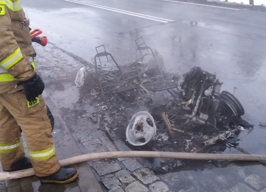 Z samochodu, który spłonął na drodze krajowej nr 11 zostały tylko felgi. Strażacy nie mieli już co gasić
