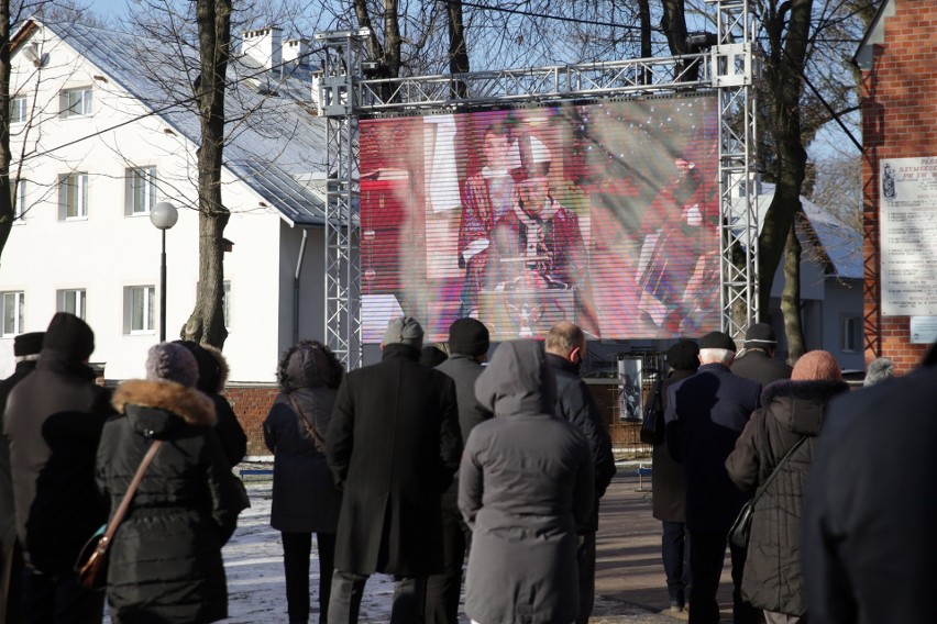 Tłumy na pogrzebie ks. infułata Jana Pęzioła w Wąwolnicy. Był egzorcystą i kustoszem Sanktuarium Matki Bożej Kębelskiej. Zobacz zdjęcia