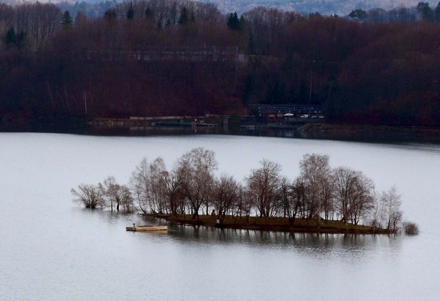 Obecnie Jezioro Solińskie dysponuje rezerwą 23 mln m3 wody.