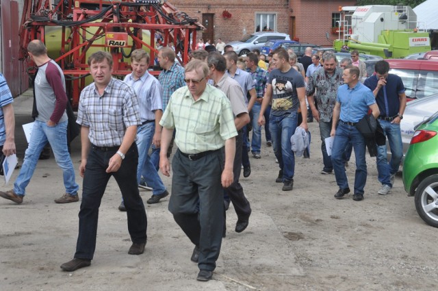 Na Dniach Pola rolnicy oglądali gospodarstwa, szacowali plony i debatowali Kiełpino - Dni Pola, czyli lustracja gospodarstw i upraw oraz rolnicza konferencja, 15.07.2015